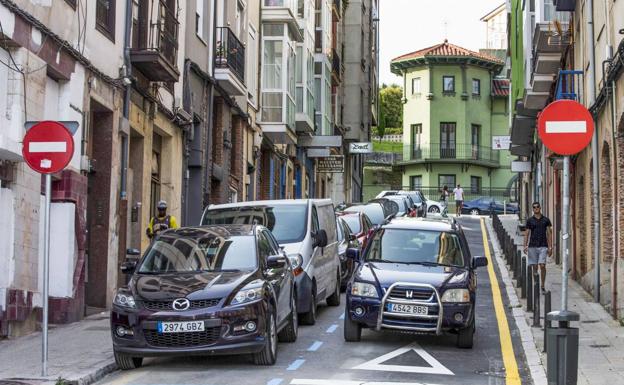 Un vehículo circula por la calle Florida de Santander.