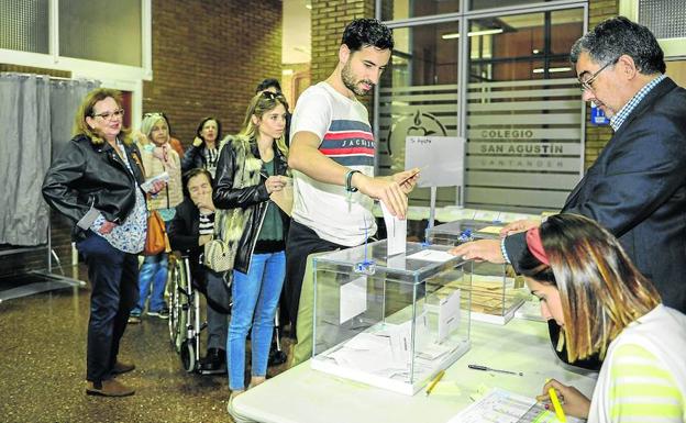 La jornada electoral, el pasado domingo en un colegio de Santander. 