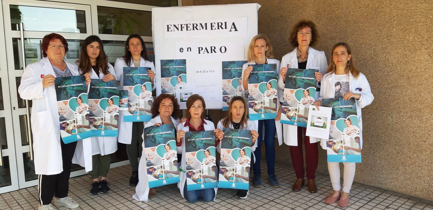 Fotos: Enfermeros concentrados a las puertas de los centros de salur de Cantabria