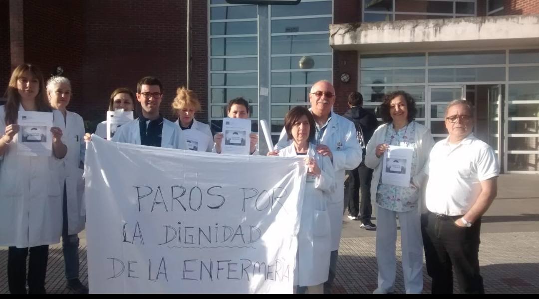 Fotos: Enfermeros concentrados a las puertas de los centros de salur de Cantabria