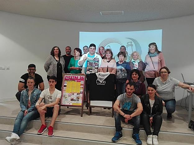 La presentación de las fiestas de Boo reunió a vecinos, comerciantes y representantes del Ayuntamiento y de otras asociaciones. 