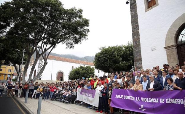 Cientos de personas guardan un minuto de silencio en el exterior del Ayuntamiento de Adeje en repulsa por el asesinato de una mujer y su hijo.