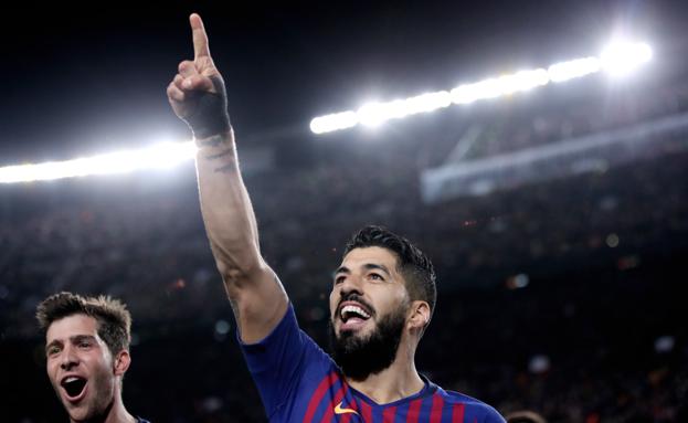 Luis Suárez celebra el 1-0 junto a Sergi Roberto