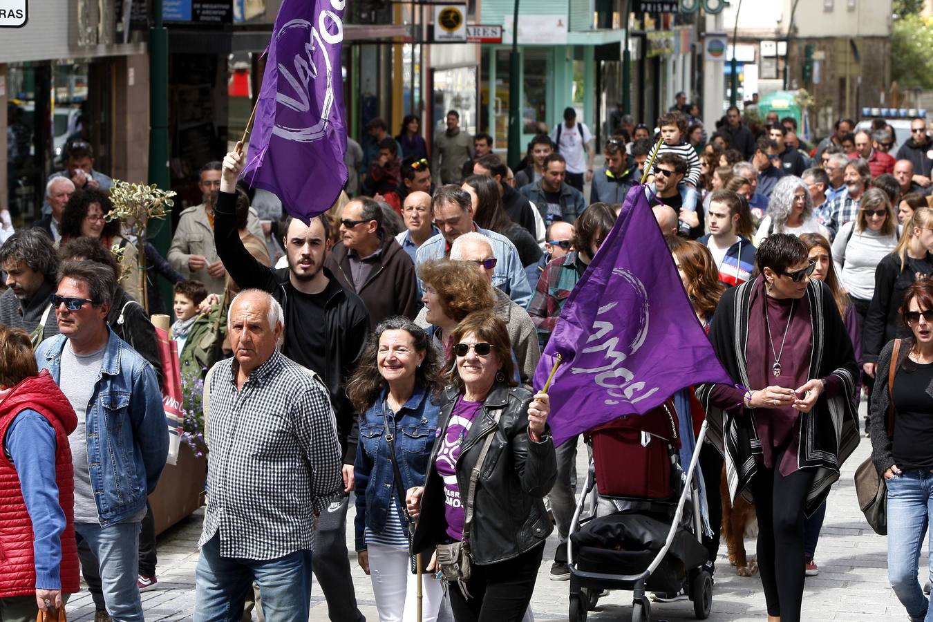 Unas 1.500 personas, según fuentes de la Policía Local, han participado hoy por las calles de Torrelavega en la manifestación del 1 de Mayo convocada por la Intersindical Cántabra (SUC, STEC, SCAT, SF), y que este año ha estado presidida por el lema «En derechos laborales, ni un paso atrás».