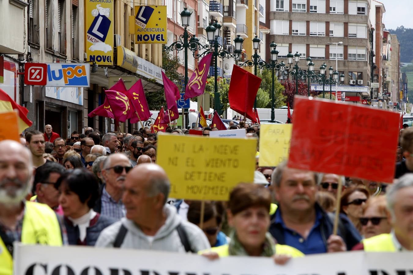 Unas 1.500 personas, según fuentes de la Policía Local, han participado hoy por las calles de Torrelavega en la manifestación del 1 de Mayo convocada por la Intersindical Cántabra (SUC, STEC, SCAT, SF), y que este año ha estado presidida por el lema «En derechos laborales, ni un paso atrás».