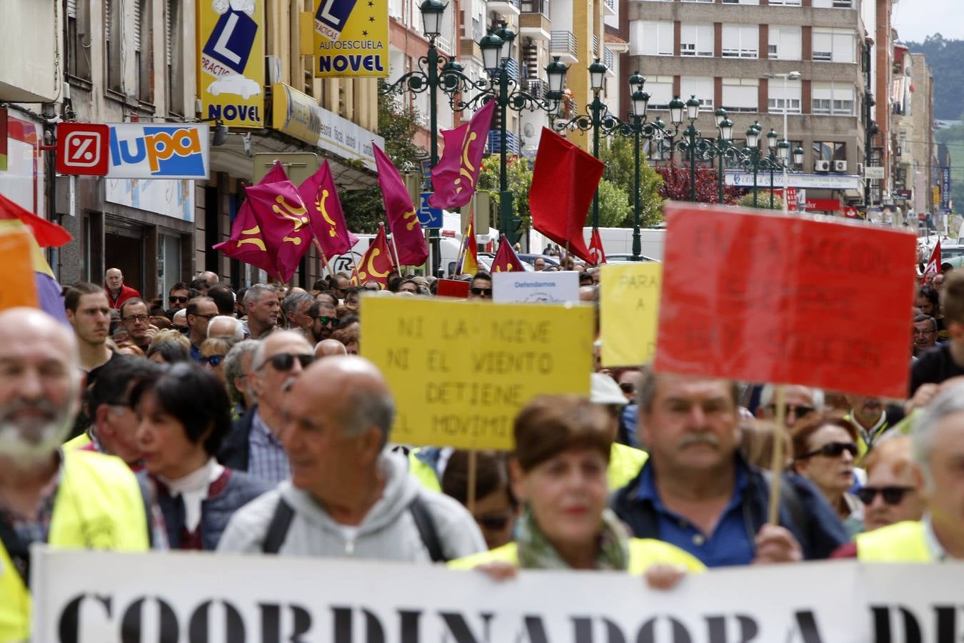 Unas 1.500 personas, según fuentes de la Policía Local, han participado hoy por las calles de Torrelavega en la manifestación del 1 de Mayo convocada por la Intersindical Cántabra (SUC, STEC, SCAT, SF), y que este año ha estado presidida por el lema «En derechos laborales, ni un paso atrás».