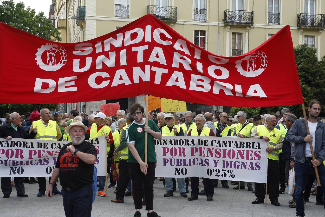 Unas 1.500 personas, según fuentes de la Policía Local, han participado hoy por las calles de Torrelavega en la manifestación del 1 de Mayo convocada por la Intersindical Cántabra (SUC, STEC, SCAT, SF), y que este año ha estado presidida por el lema «En derechos laborales, ni un paso atrás».