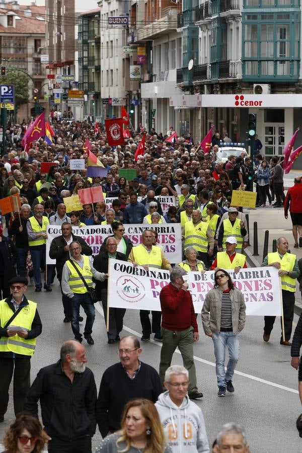 Unas 1.500 personas, según fuentes de la Policía Local, han participado hoy por las calles de Torrelavega en la manifestación del 1 de Mayo convocada por la Intersindical Cántabra (SUC, STEC, SCAT, SF), y que este año ha estado presidida por el lema «En derechos laborales, ni un paso atrás».