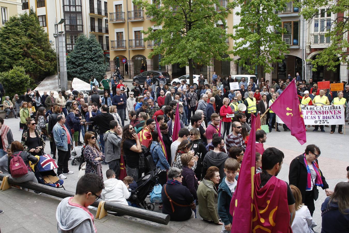 Unas 1.500 personas, según fuentes de la Policía Local, han participado hoy por las calles de Torrelavega en la manifestación del 1 de Mayo convocada por la Intersindical Cántabra (SUC, STEC, SCAT, SF), y que este año ha estado presidida por el lema «En derechos laborales, ni un paso atrás».