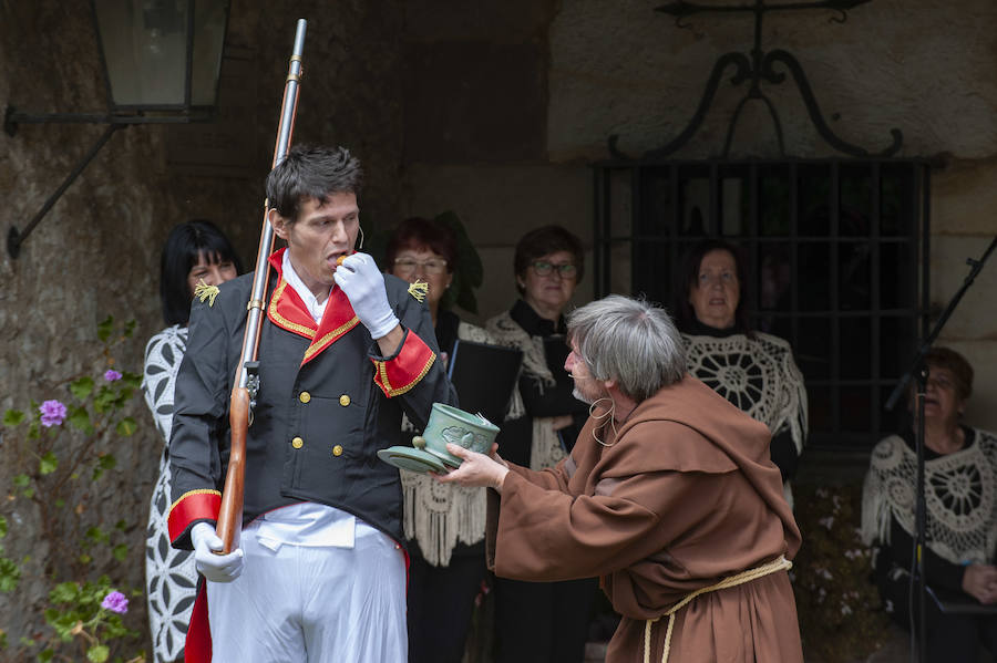 El presidente de Cantabria, Miguel Ángel Revilla; la consejera de Presidencia y Justicia, Paula Fernández y Ester Bolado alcaldesa de Camargo, participan en los actos conmemorativos del 2 de mayo en homenaje a Pedro Velarde en el Museo Etnográfico de Cantabria, en Camargo. 