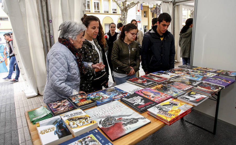 Fotos: La Feria del Libro de Torrelavega