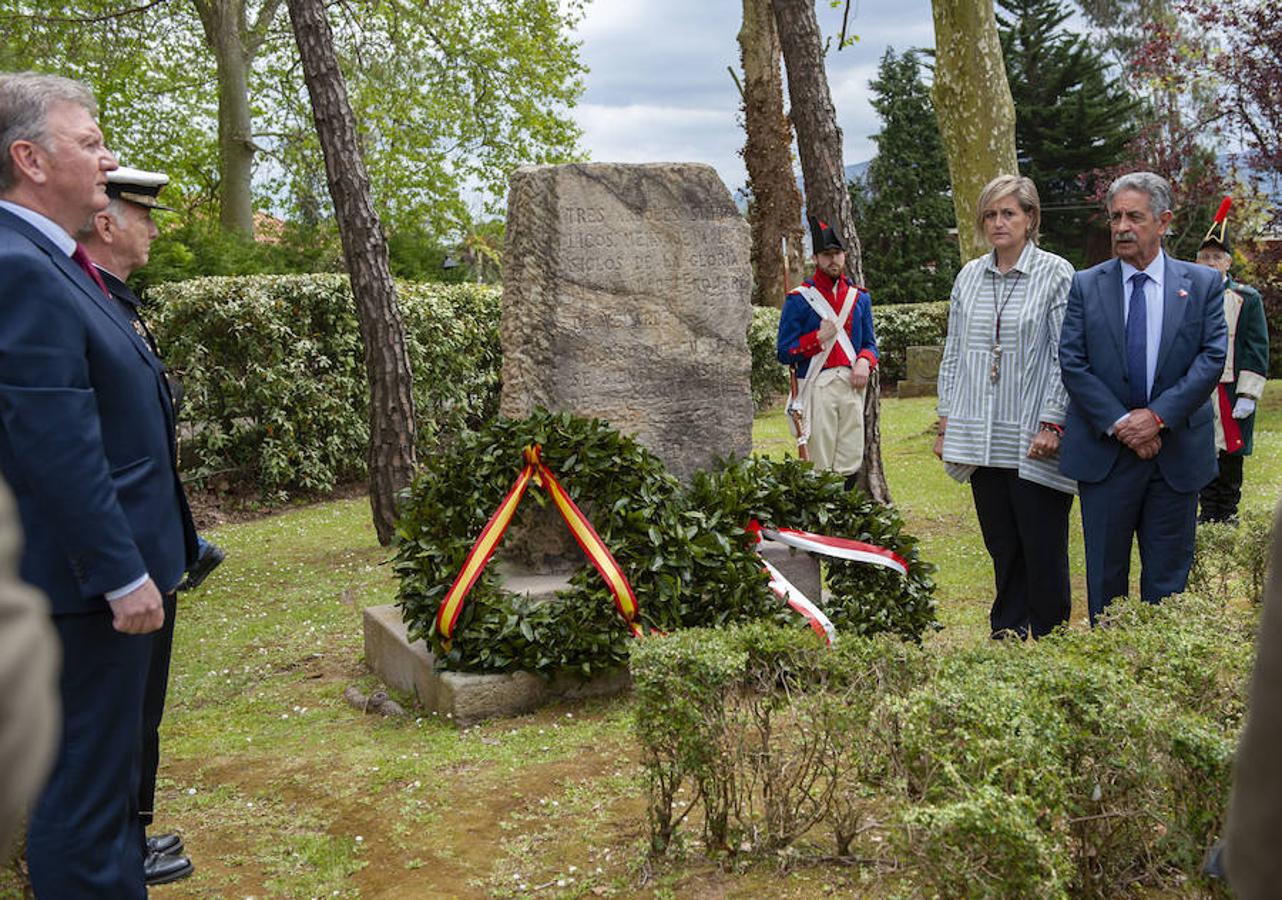 El presidente de Cantabria, Miguel Ángel Revilla; la consejera de Presidencia y Justicia, Paula Fernández y Ester Bolado alcaldesa de Camargo, participan en los actos conmemorativos del 2 de mayo en homenaje a Pedro Velarde en el Museo Etnográfico de Cantabria, en Camargo. 