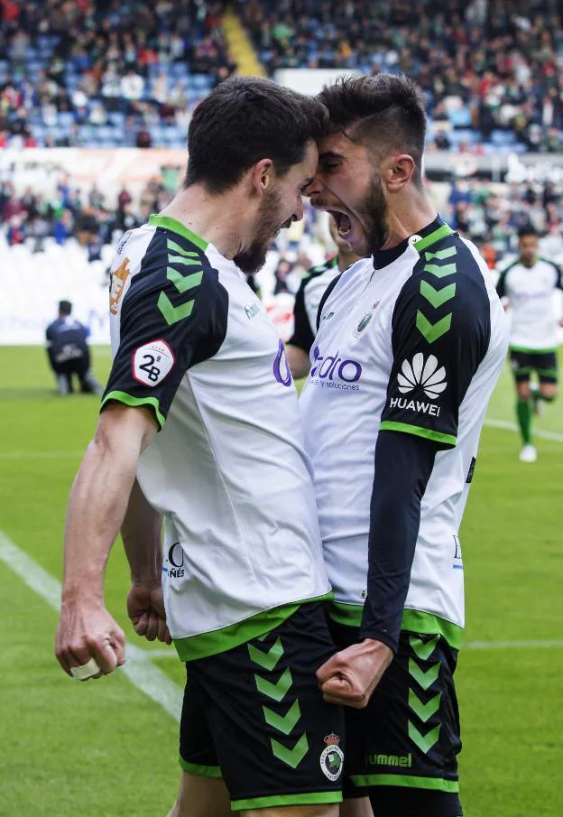 Rafa de Vicente y Redru celebran un gol en el partido ante el Tudelano. 