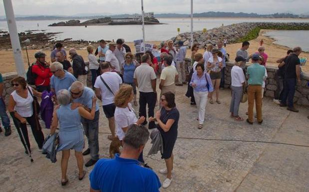 Concentraación contra los diques en la playa de La Magdalena en septiembre del pasado año