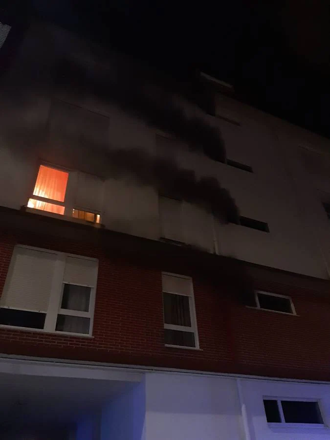 Los vecinos de un edificio de la calle Fuente del Fresno de Santander desalojaron en plena noche sus casas por la densa humareda procedente del incendio de un coche en el garaje comunitario.