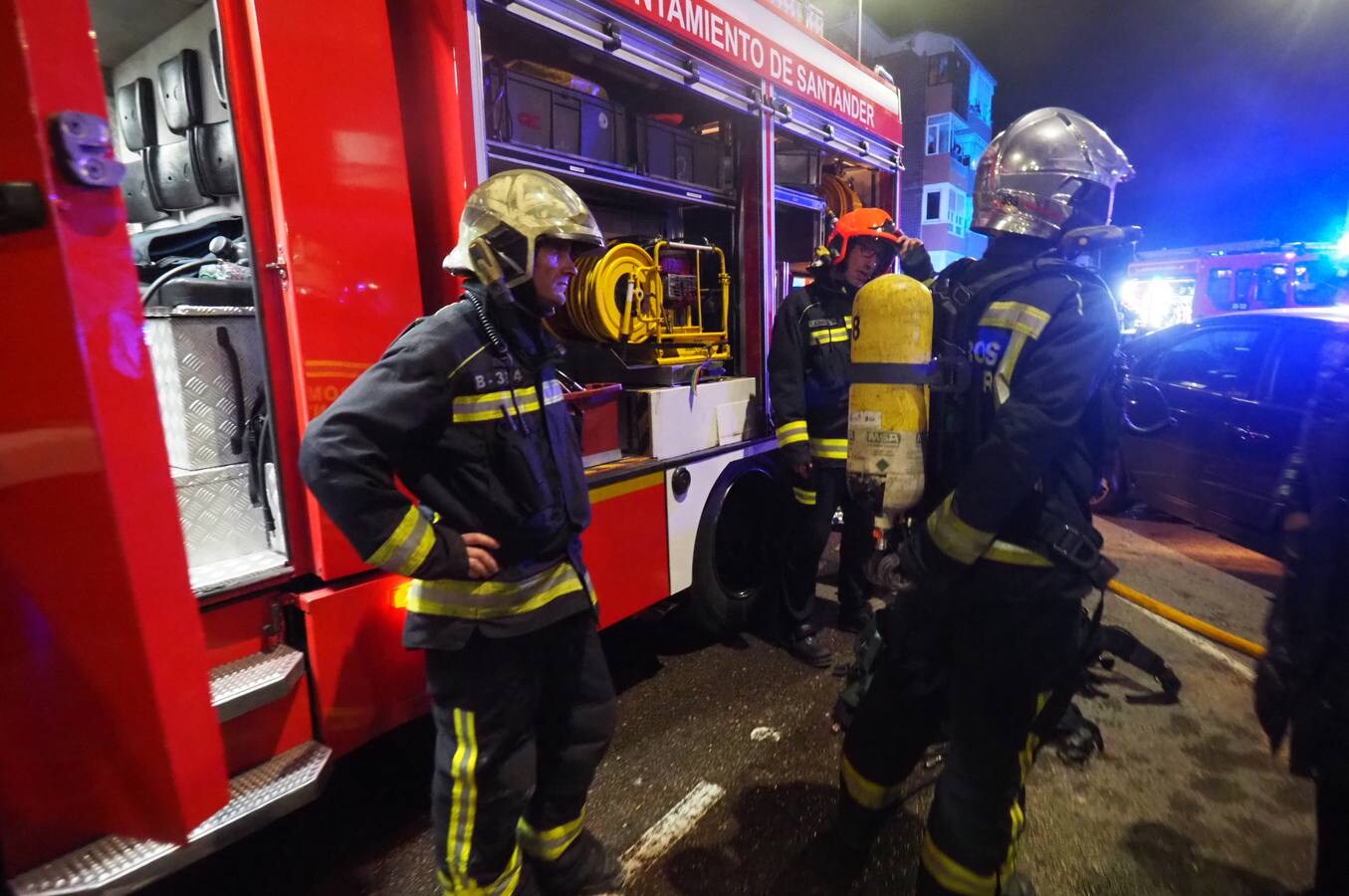 Los vecinos de un edificio de la calle Fuente del Fresno de Santander desalojaron en plena noche sus casas por la densa humareda procedente del incendio de un coche en el garaje comunitario.