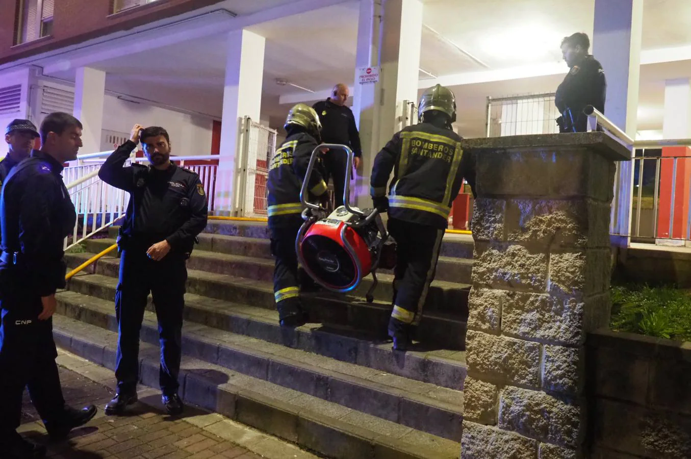 Los vecinos de un edificio de la calle Fuente del Fresno de Santander desalojaron en plena noche sus casas por la densa humareda procedente del incendio de un coche en el garaje comunitario.