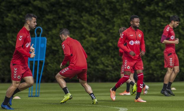 Gándara (izquierda) y Kitoko (derecha) completan un entrenamiento en La Albericia. 