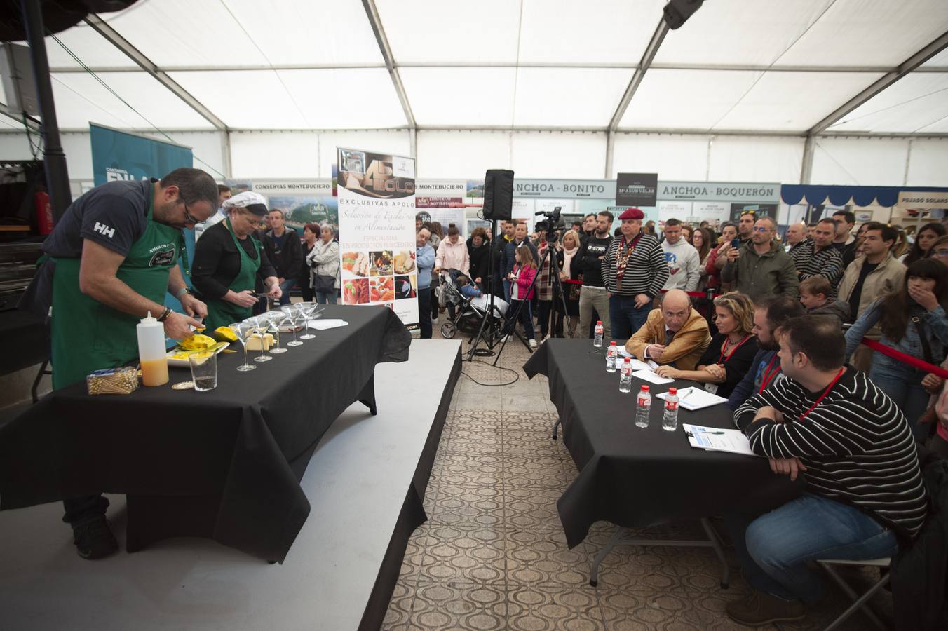 El jurado contempla la preparación de unos de los pinchos presentados al concurso. En concreto se trata del llamado ‘cóctel de anchoa’ de La Mutua. 