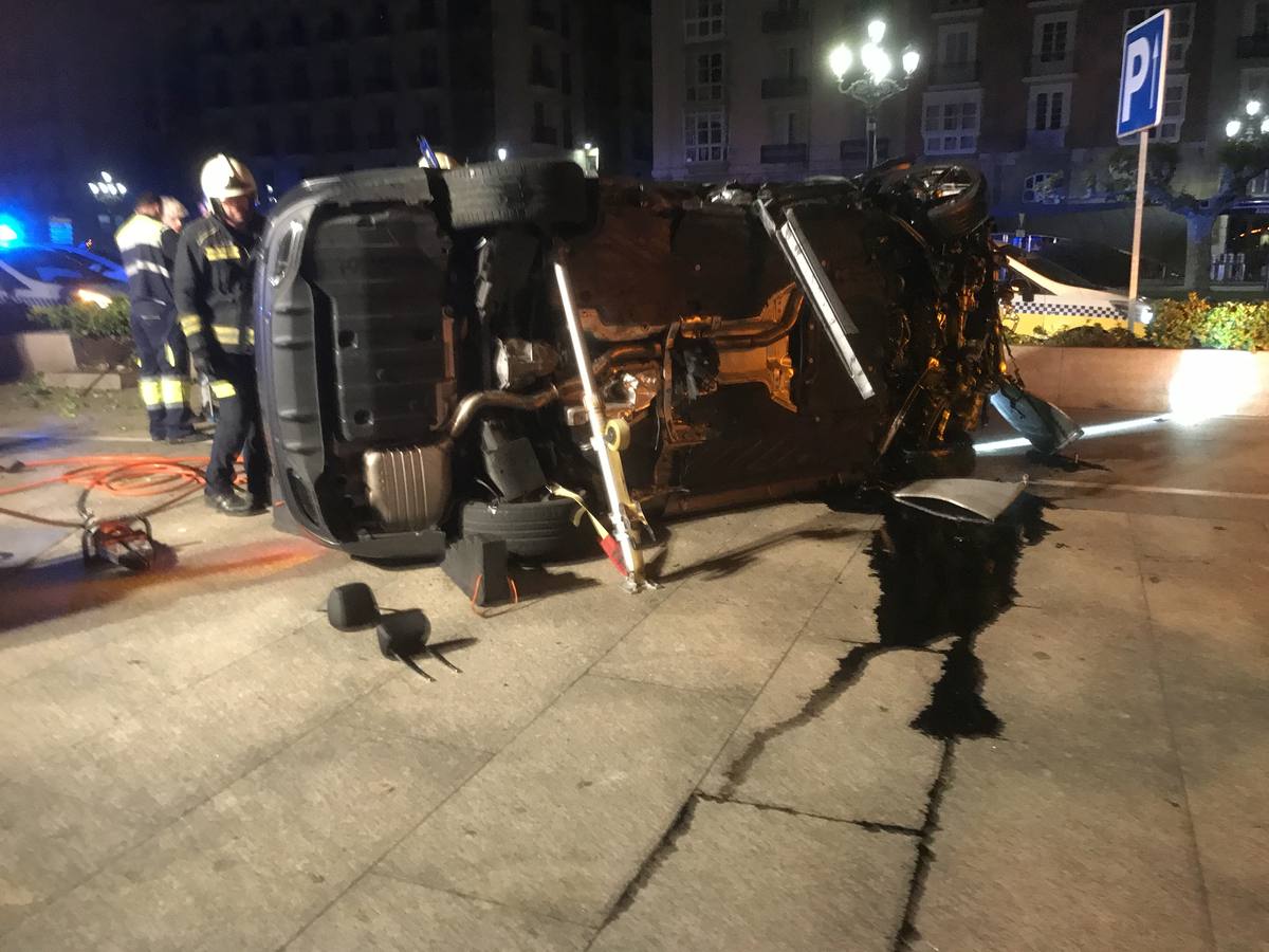 Un conductor ha tenido que ser excarcelado por los bomberos después de sufrir un accidente en Santander, junto al Palacete del Embarcadero, donde volcó después de chocar contra la rotonda