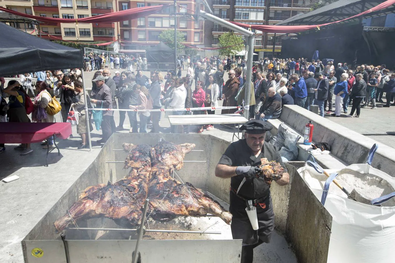 Fotos: Un mercadillo, un desfile y una comida popular marcan la fiesta en honor a Velarde en Camargo