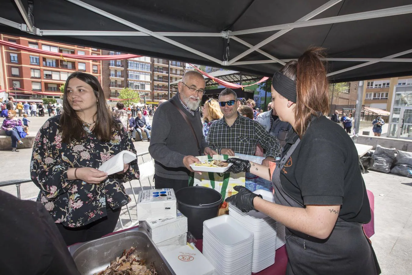 Fotos: Un mercadillo, un desfile y una comida popular marcan la fiesta en honor a Velarde en Camargo