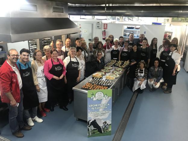 Foto de todos los participantes en el taller desarrollado en las cocinas del Hotel-Escuela Las Carolinas de la Asociación Empresarial de Hostelería de Cantabria. 