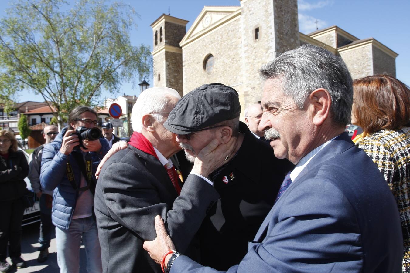 El cantautor cubano Silvio Rodríguez y el Padre Ángel han recibido la distinticón en Liebana de manos de Miguel Ángel Revilla.