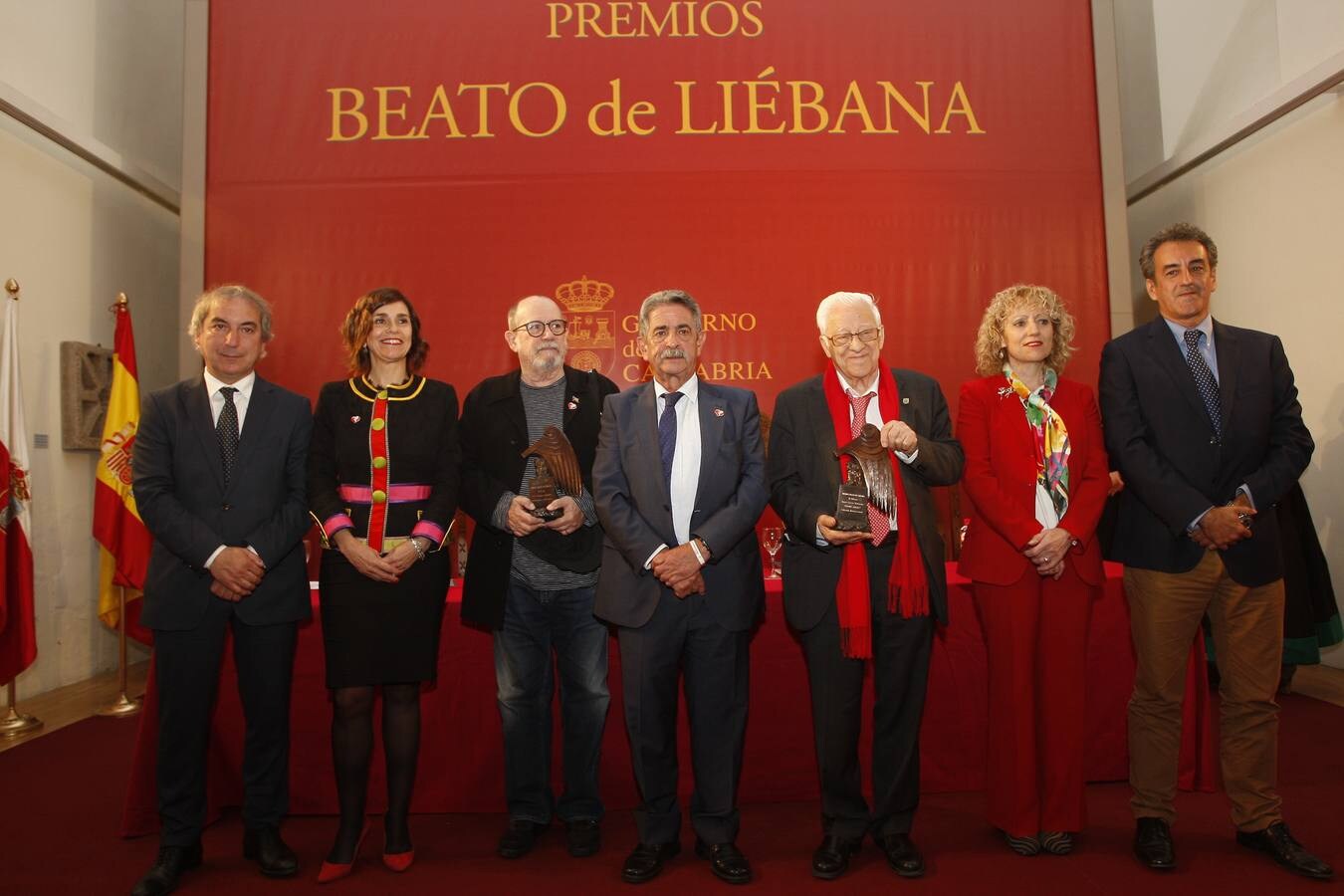 El cantautor cubano Silvio Rodríguez y el Padre Ángel han recibido la distinticón en Liebana de manos de Miguel Ángel Revilla.