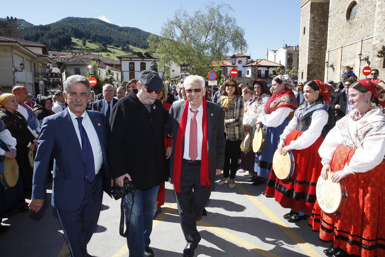 El cantautor cubano Silvio Rodríguez y el Padre Ángel han recibido la distinticón en Liebana de manos de Miguel Ángel Revilla.