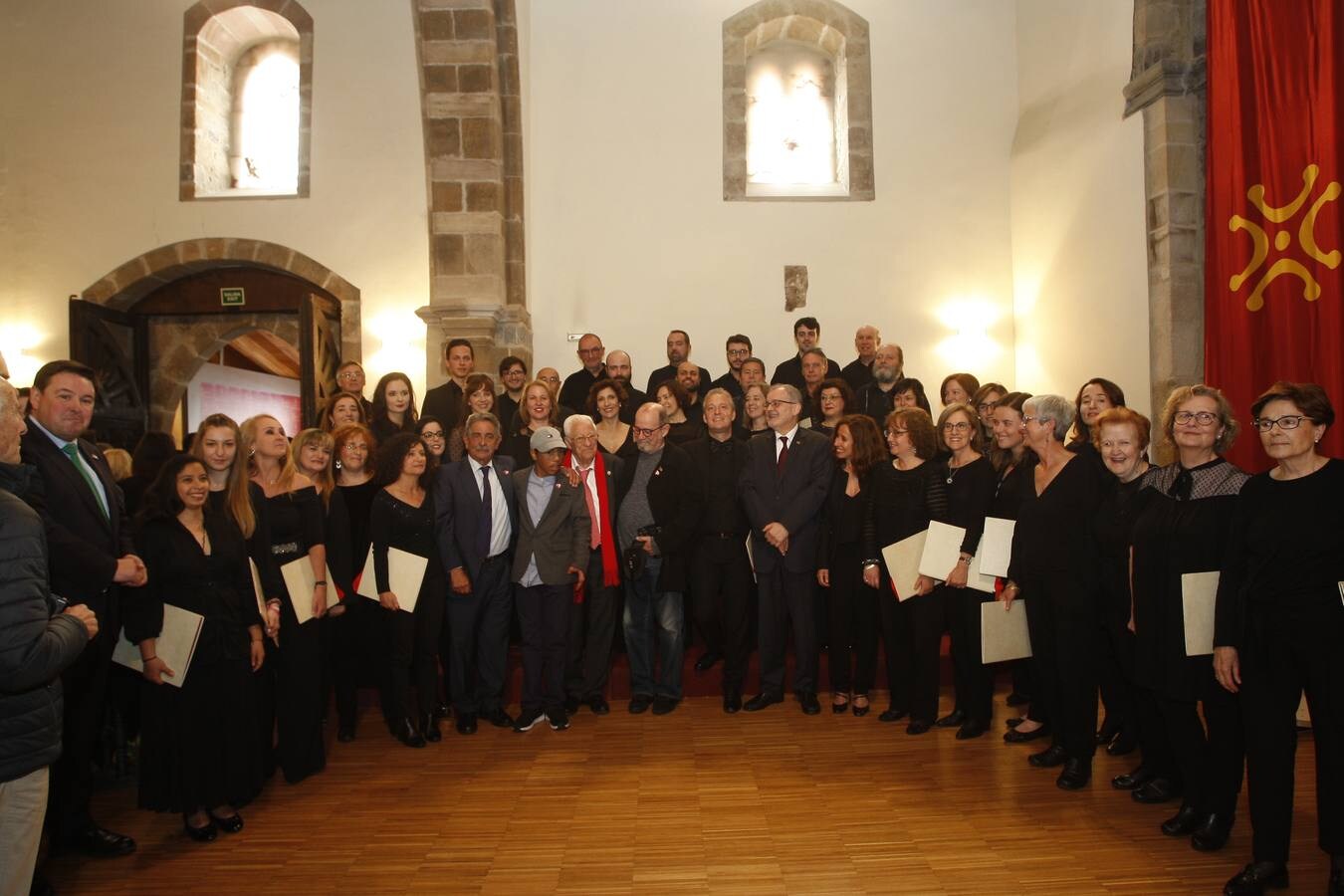 El cantautor cubano Silvio Rodríguez y el Padre Ángel han recibido la distinticón en Liebana de manos de Miguel Ángel Revilla.