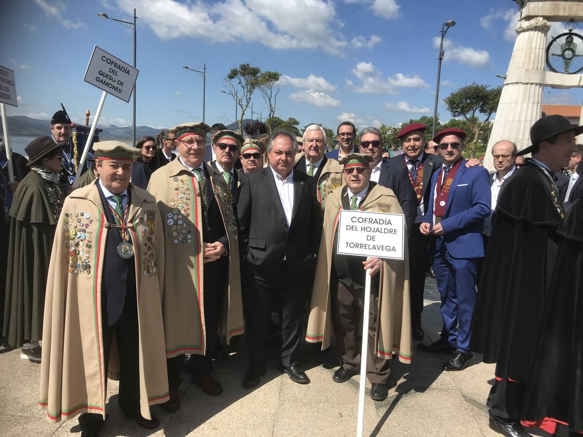 Integrantes de la Cofradía del Hojaldre de Torrelavega que estuvieron invidados en Santoña