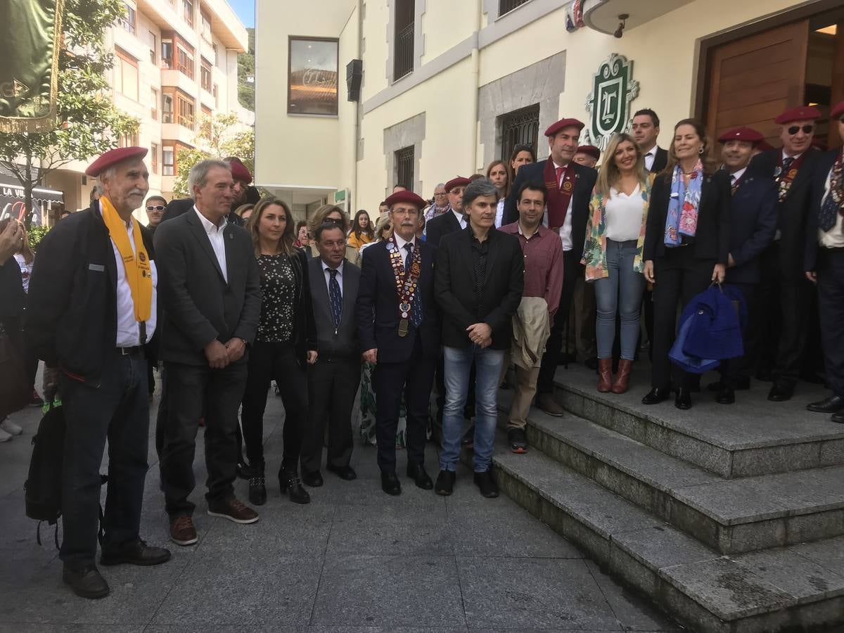 Parte de los nuevos cofrades, a las puertas del Liceo.