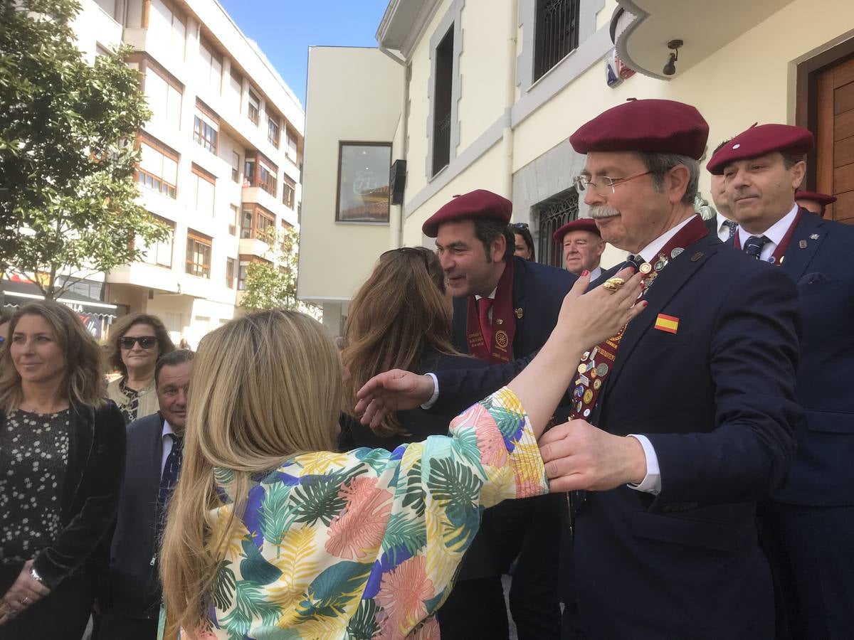 Mar Villalobos, una de las nuevas incorporaciones como cofrade de Mérito, saludan a algunos integrantes de la Cofradía de la Anchoa de Santoña.