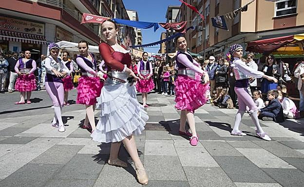 Los alumnos de la Escuela Dantea, durante su actuación 'Estampas Goyescas'.