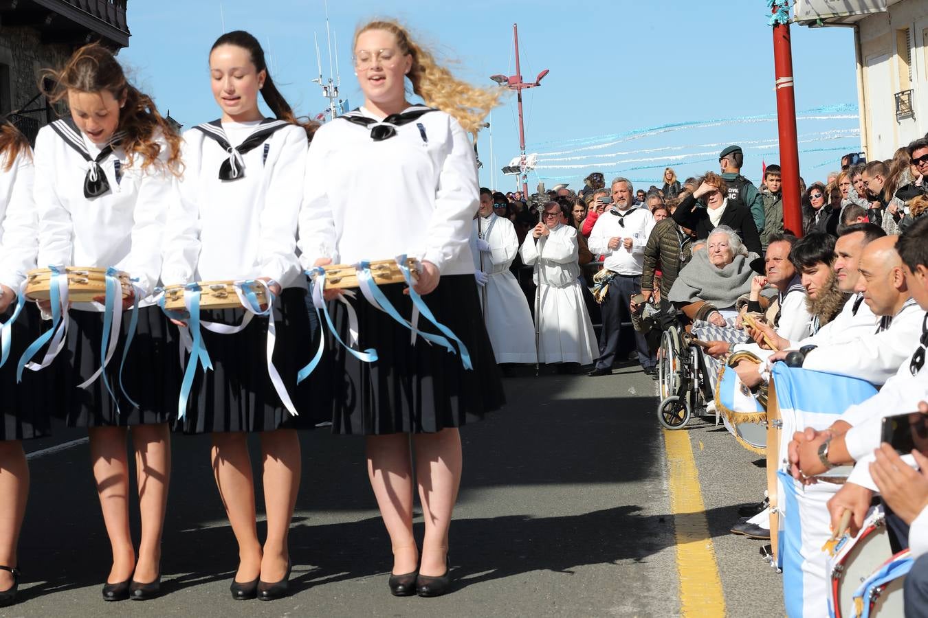 Fotos: San Vicente de la Barquera cumple con su tradición en La Folía