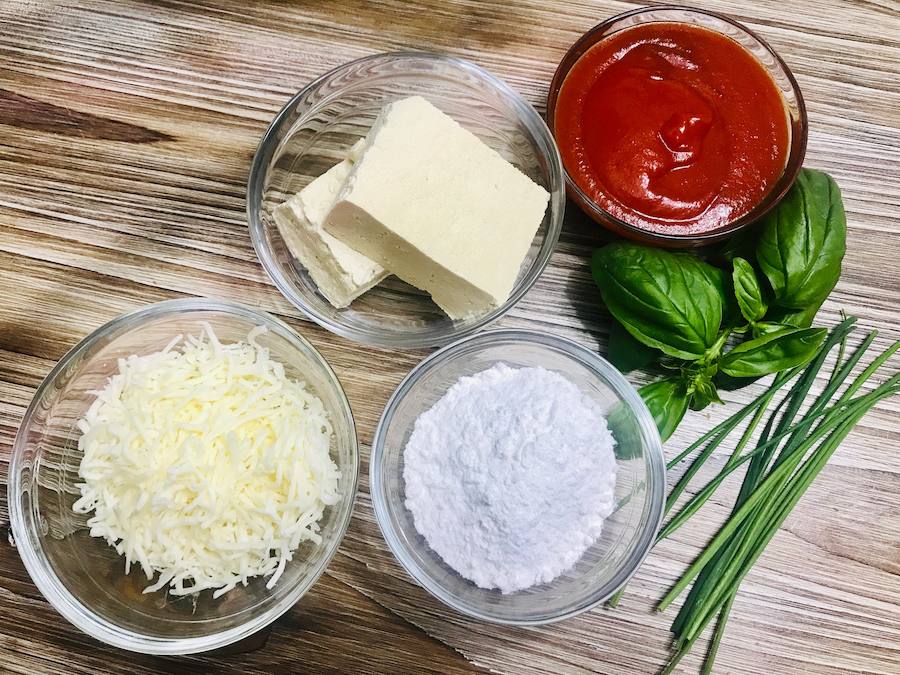 PIZZA DE TOFU. Ingredientes para la masa: 250 gramos de harina de arroz, 250 mililitros de agua tibia, medio sobre de levadura panadero de Royal y Sal. Ingredientes para el relleno: Tofu, salsa de tomate, mozzarella, cebollino y albana.