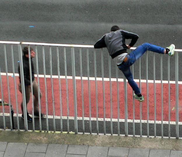  Salto a la antigua valla de un polizón para entrar en los muelles santanderinos. :