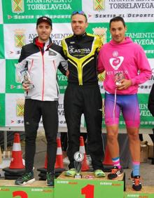 Imagen secundaria 2 - Arriba, el podio por equipos femenino. Abajo, el podio del Campeonato Universitario y el podio de la categoría Veteranos 1.