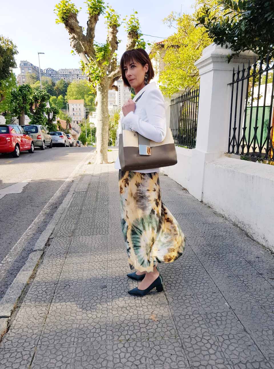 Falda al cuadrado. Aquí os muestro el estilismo con un top lencero, una 'blazer' y tacones para un look de esencia formal.