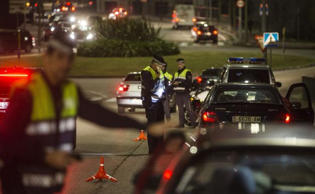 Un policía hace la prueba a un conductor para detectar consumo de drogas