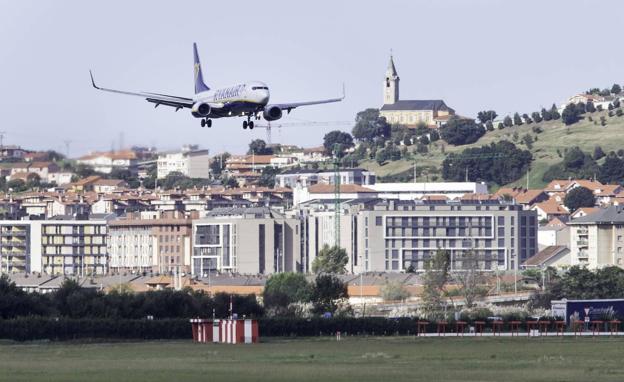 Imagen de archivo de un avión de Ryanair llegando al Seve Ballesteros.