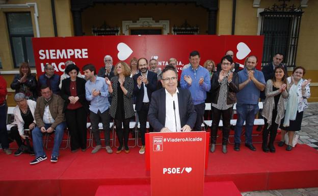 El candidato socialista, José Manuel Cruz Viadero, recibe el aplauso de los integrantes de su candidatura. 