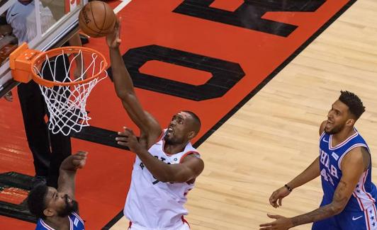 Serge Ibaka anota una canasta. 