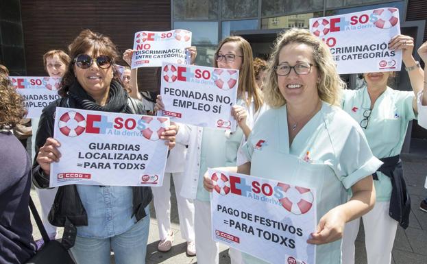 Personal protestando frente a la entrada del Hospital Valdecilla