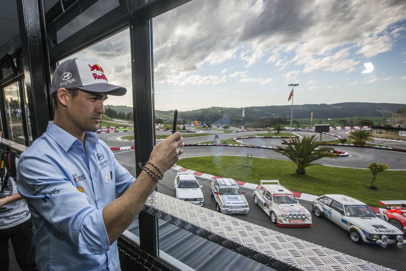 Dani Sordo toma una fotografía con algunos de los coches que competirán en el Rally.