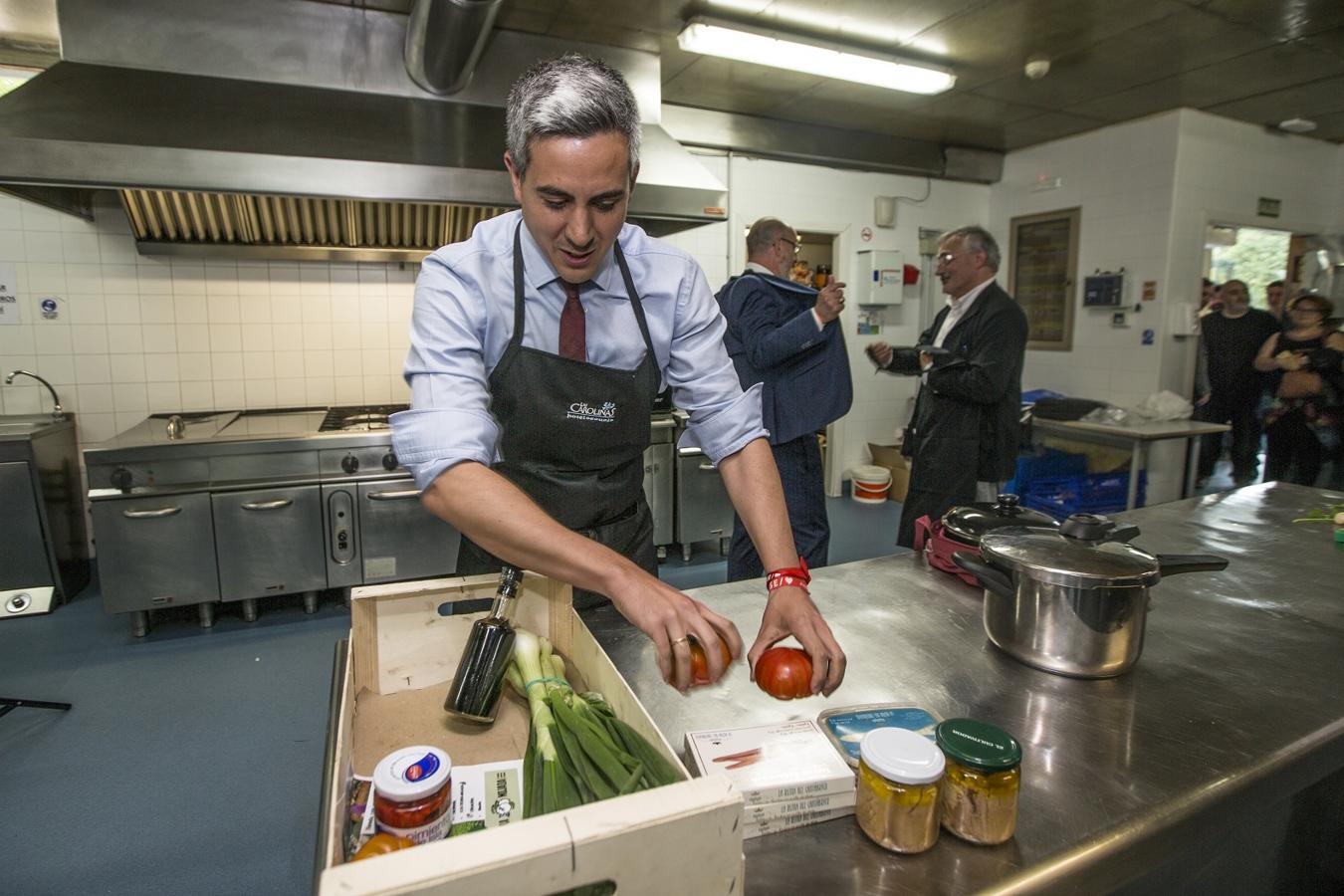 Pablo Zuloaga trajo una cesta con todos los productos para elaborar su ensalada cántabra.