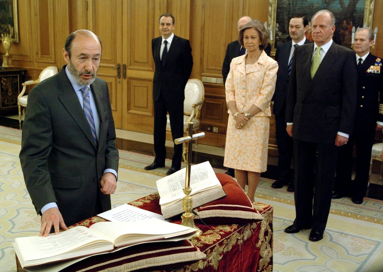 Rubalcaba jura el cargo como ministro del Interior, en 2006, en presencia de los Reyes de España y de José Luis Rodríguez Zapatero.