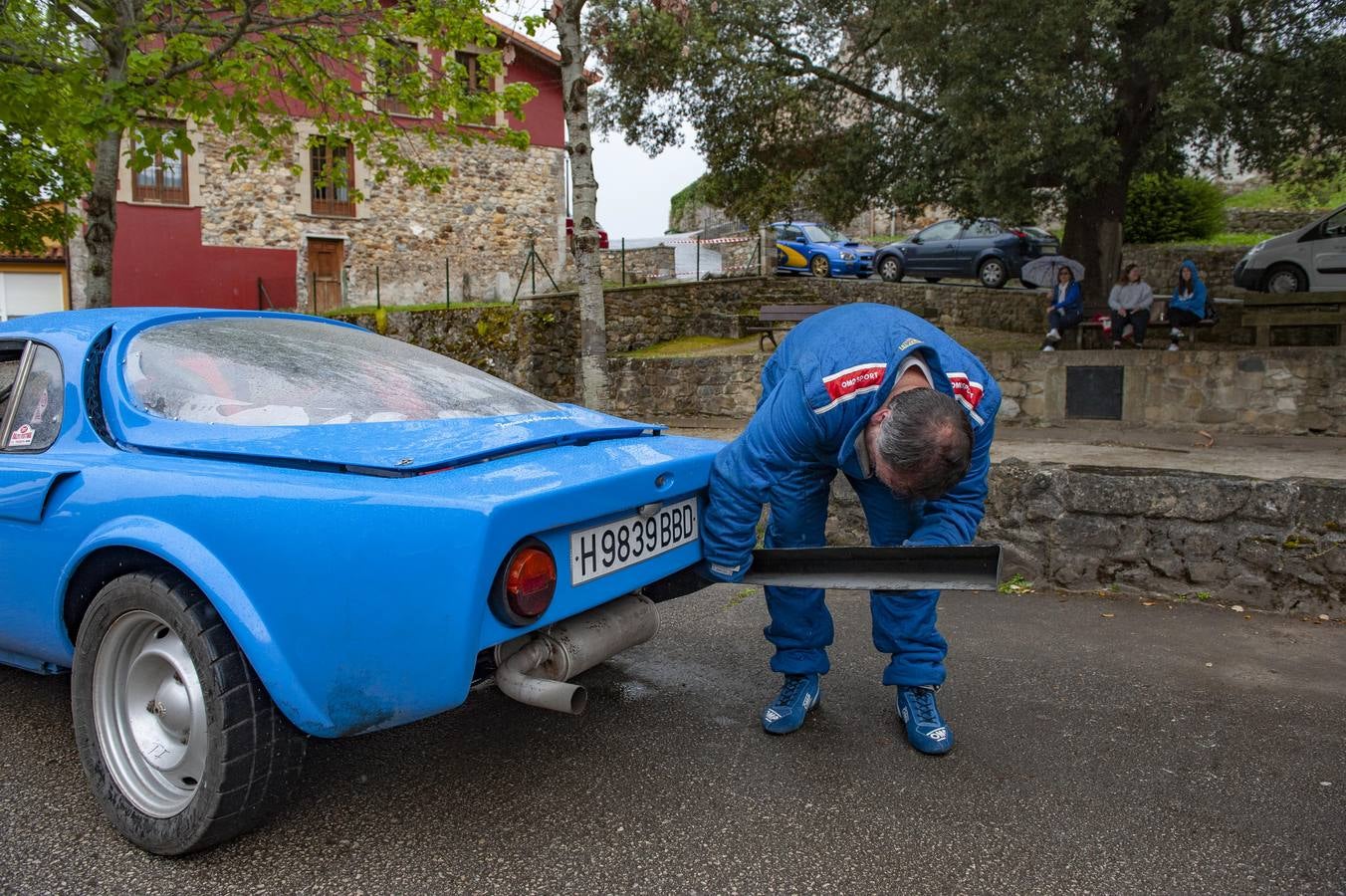 Un piloto da los últimos retoques a su Alpine.