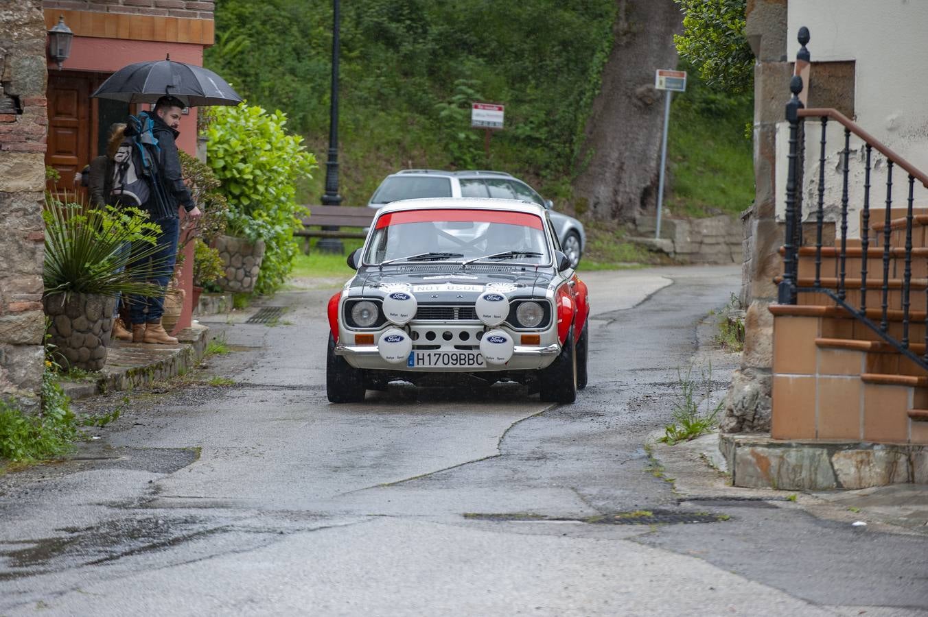 Un Ford Escort, en pleno tramo.